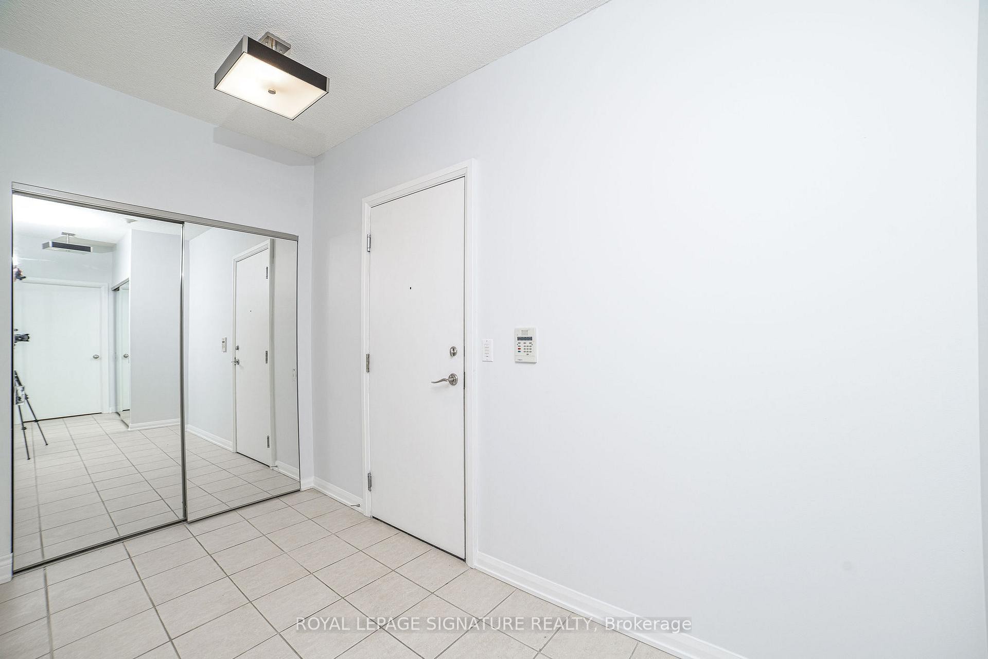 402-11 Soho Street, Toronto, ON - Indoor Photo Showing Other Room