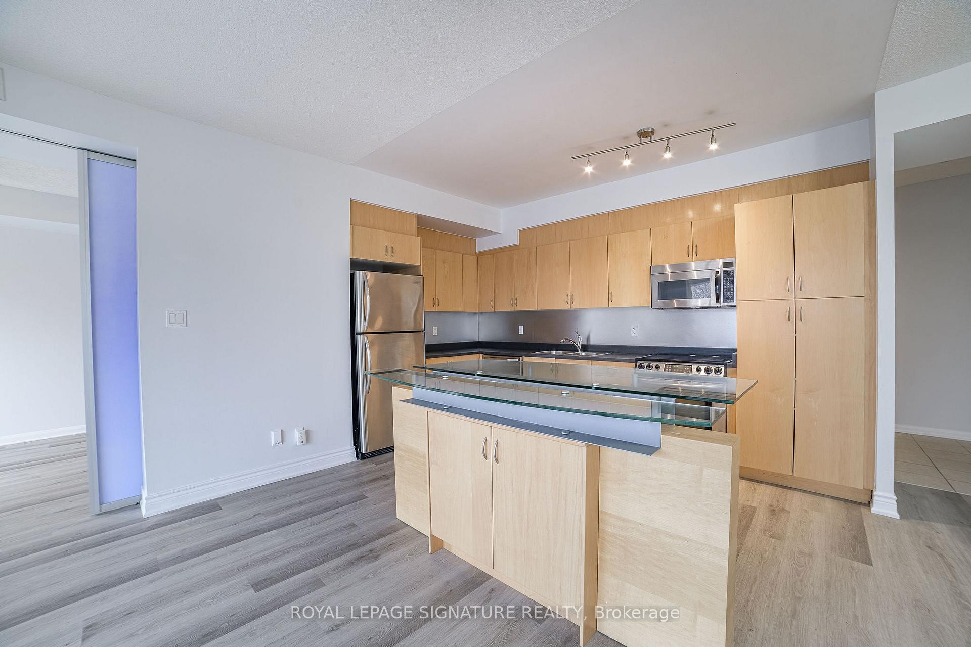 402-11 Soho Street, Toronto, ON - Indoor Photo Showing Kitchen