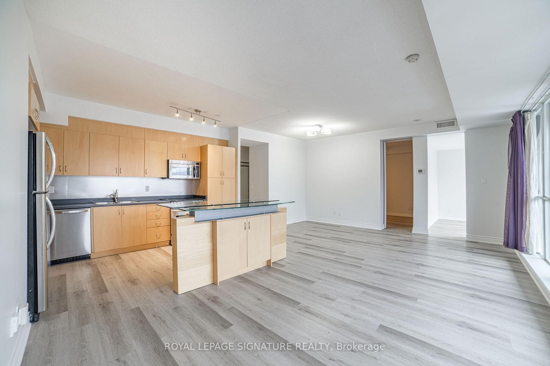 402-11 Soho Street, Toronto, ON - Indoor Photo Showing Kitchen
