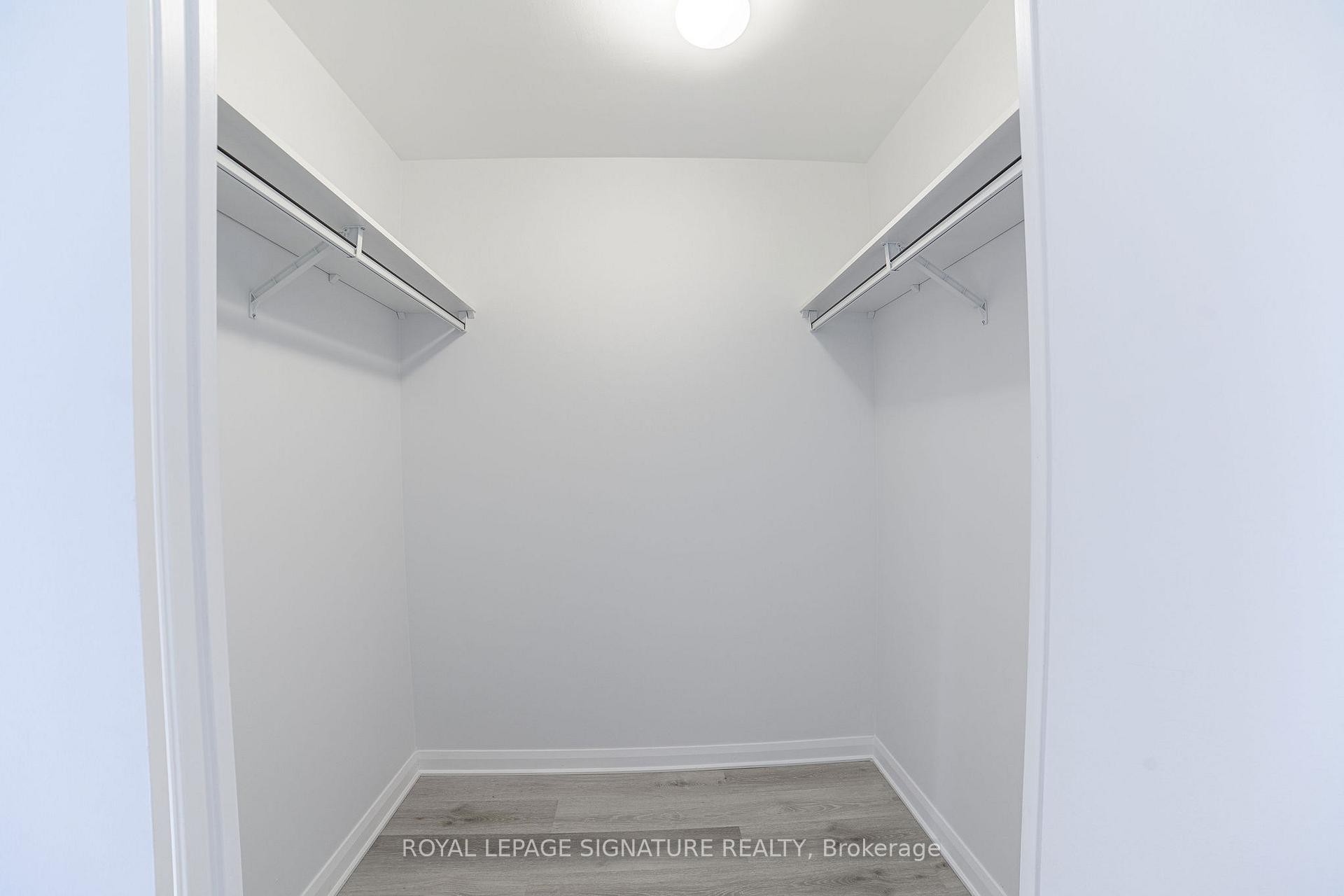 402-11 Soho Street, Toronto, ON - Indoor With Storage