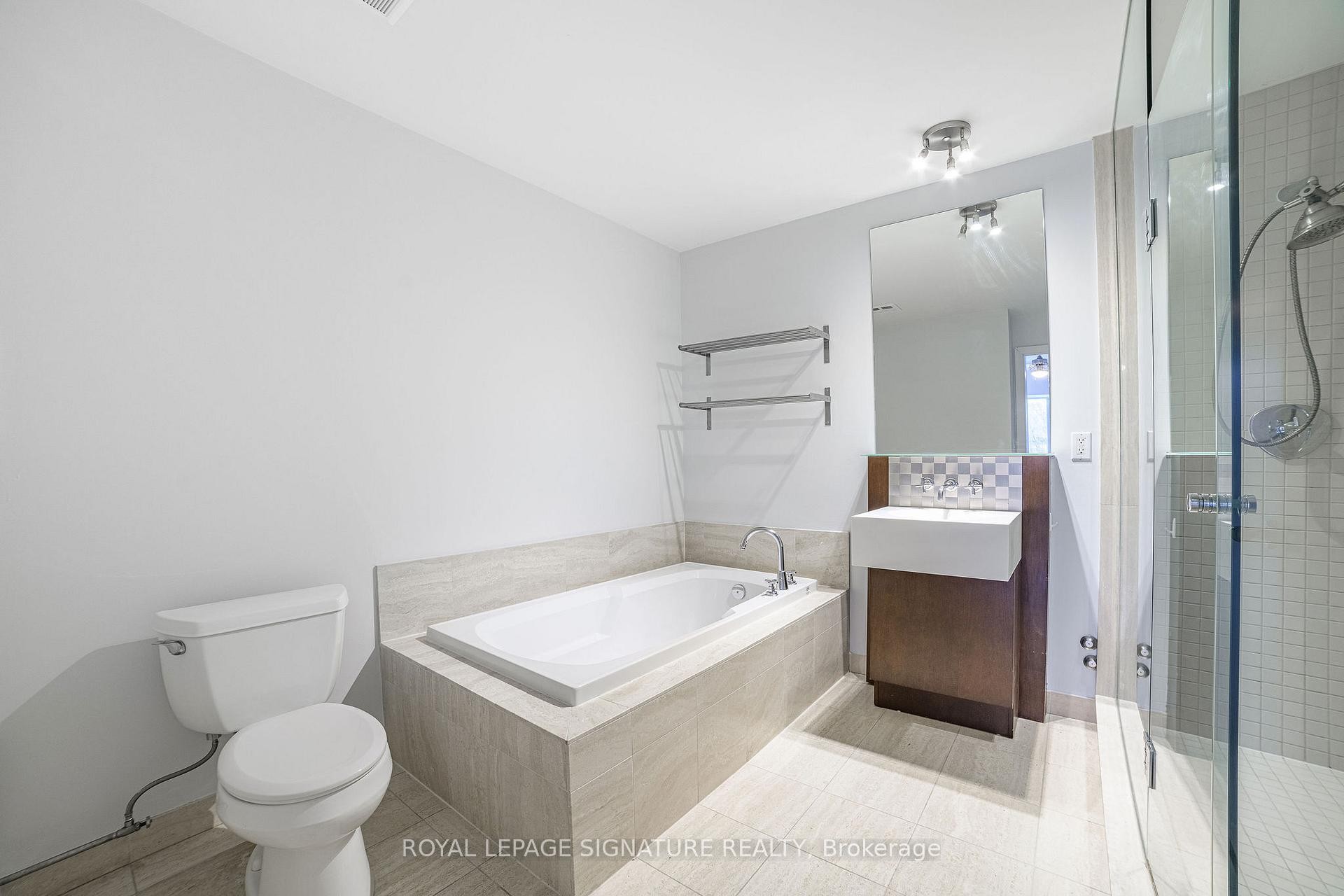 402-11 Soho Street, Toronto, ON - Indoor Photo Showing Bathroom
