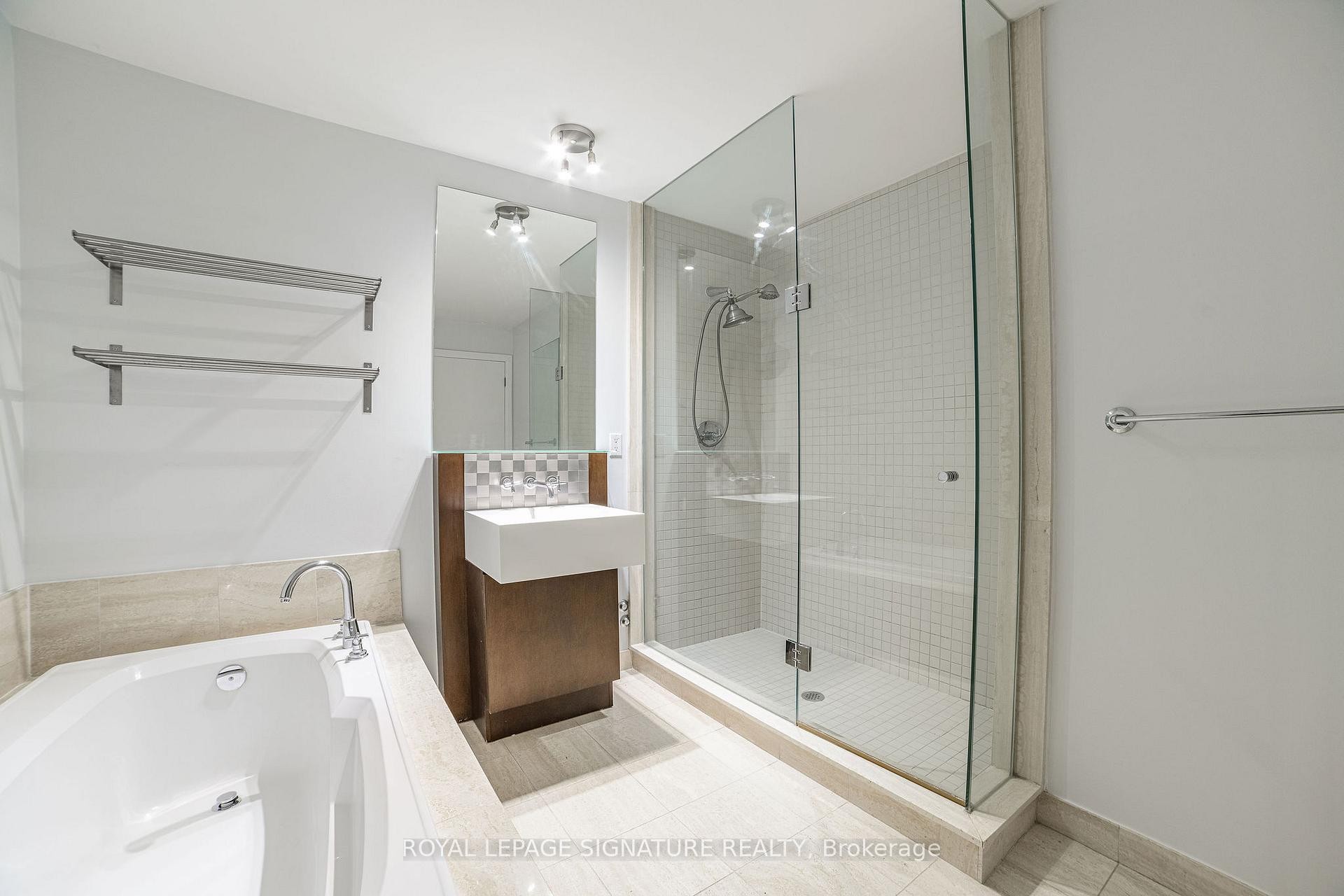 402-11 Soho Street, Toronto, ON - Indoor Photo Showing Bathroom