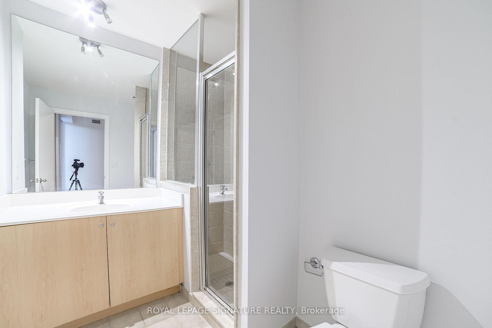 402-11 Soho Street, Toronto, ON - Indoor Photo Showing Bathroom