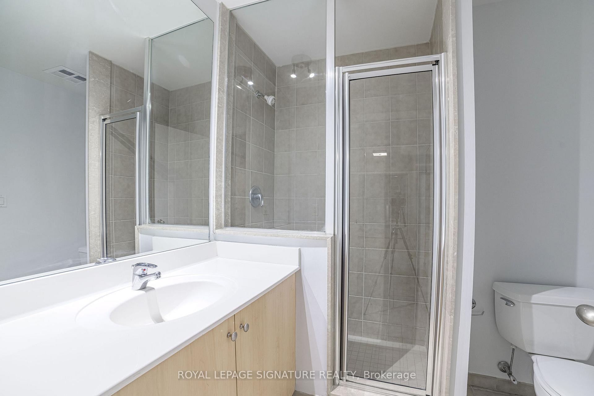 402-11 Soho Street, Toronto, ON - Indoor Photo Showing Bathroom
