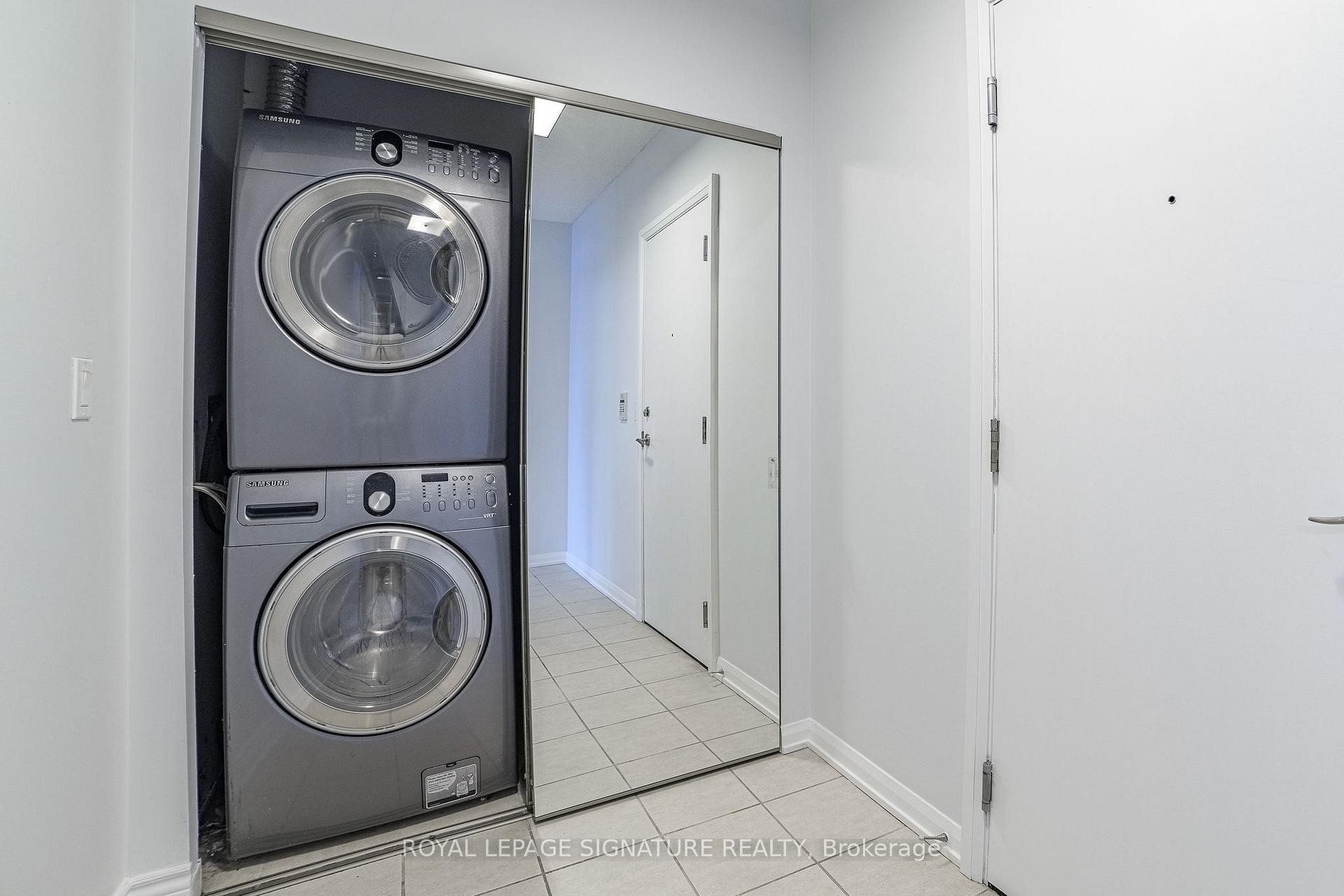 402-11 Soho Street, Toronto, ON - Indoor Photo Showing Laundry Room