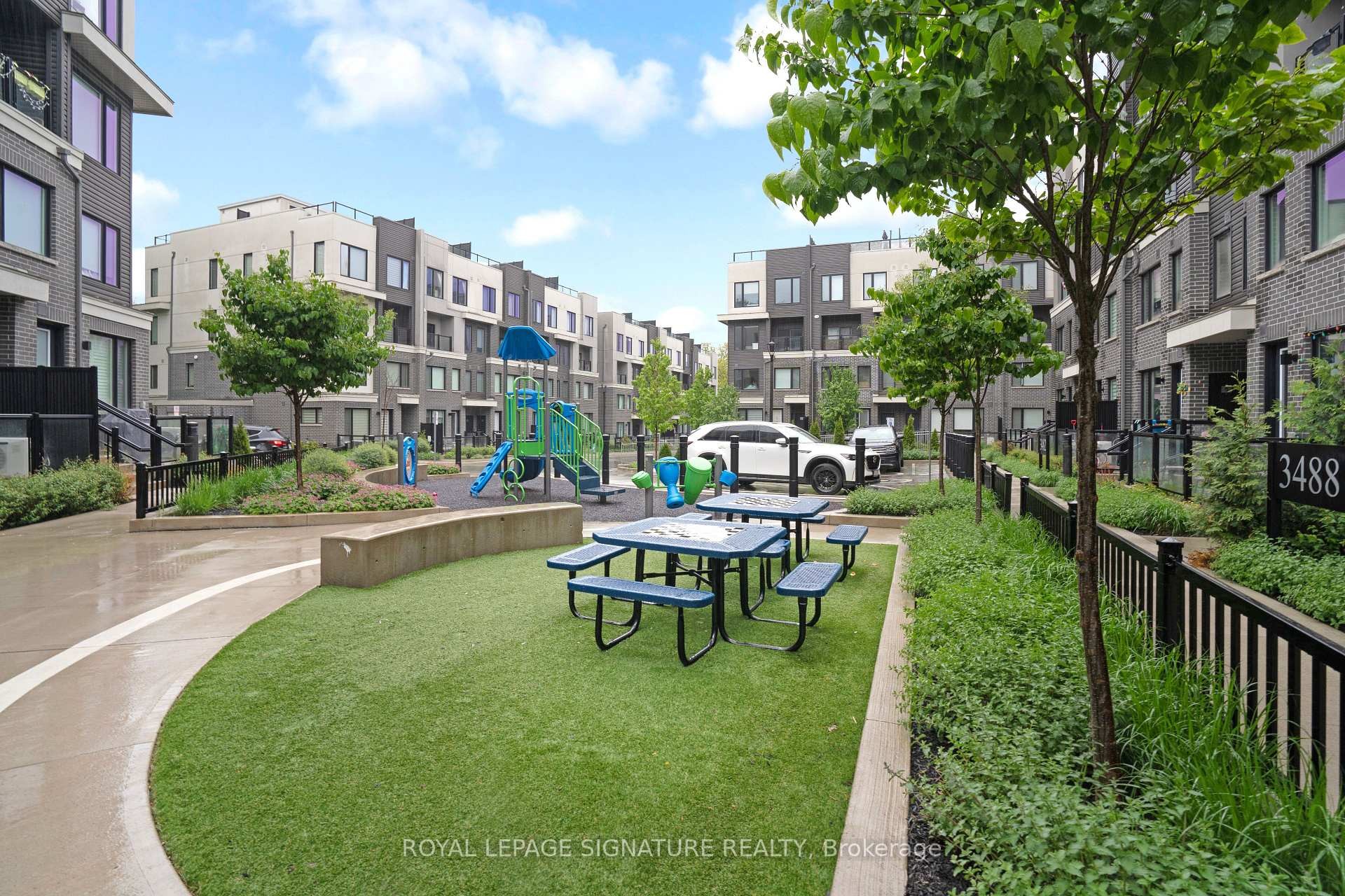 7-3492 Widdicombe Way, Mississauga, ON - Outdoor