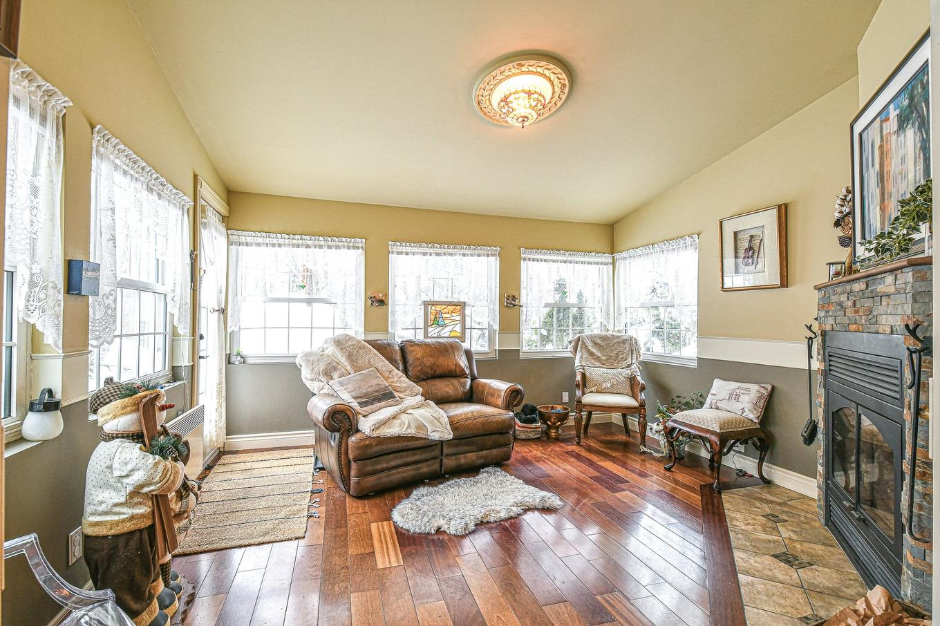 Salon - 1418 Rue Labelle, Sainte-Adèle, QC - Indoor Photo Showing Living Room With Fireplace