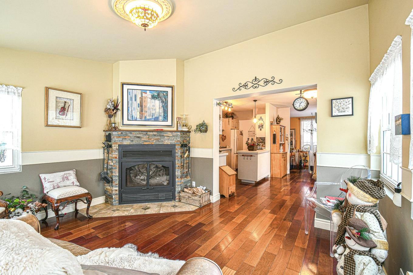 Salon - 1418 Rue Labelle, Sainte-Adèle, QC - Indoor Photo Showing Living Room With Fireplace