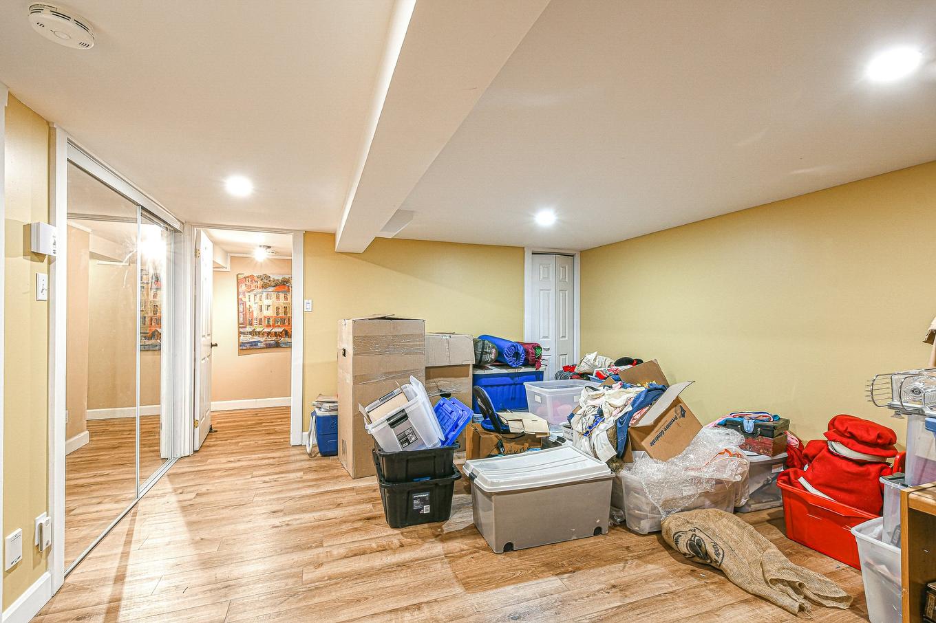 Salle familiale - 1418 Rue Labelle, Sainte-Adèle, QC - Indoor Photo Showing Basement
