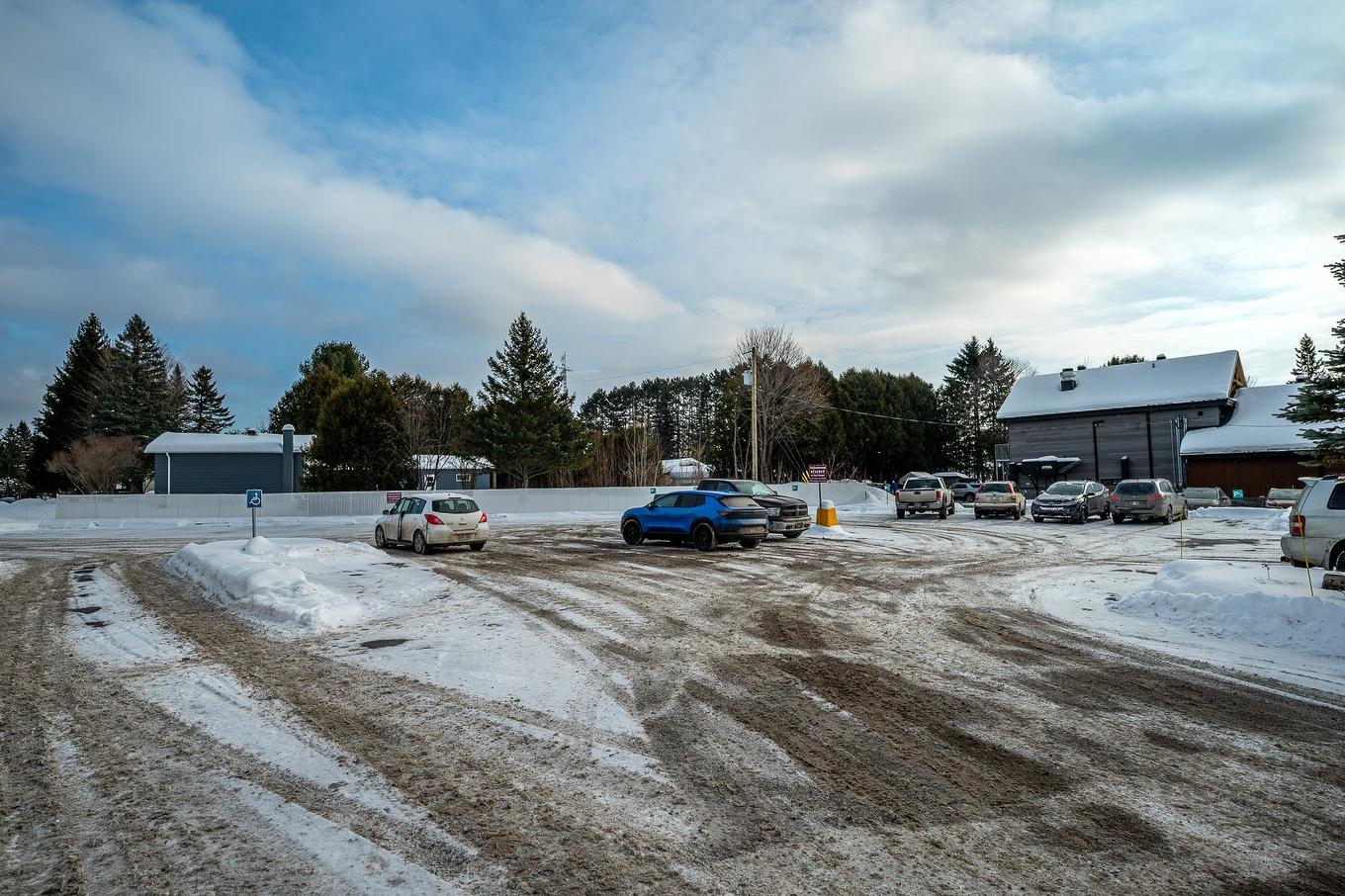 Parking - 2943A Boul. Du Curé-Labelle, Prévost, QC - Outdoor