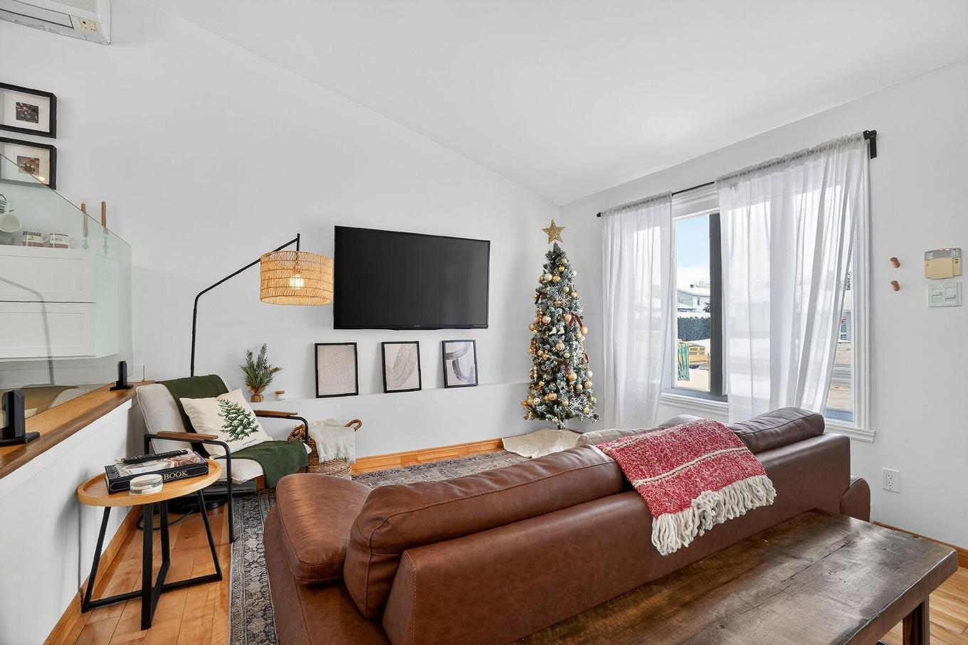 Salon - 813 Rue Beauchesne, Repentigny (Repentigny), QC - Indoor Photo Showing Living Room