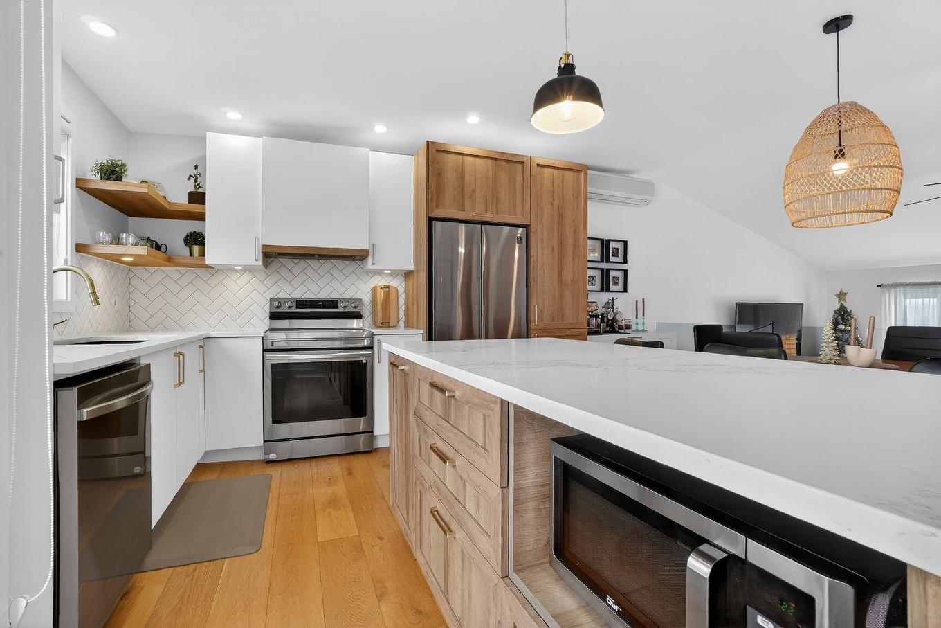 Cuisine - 813 Rue Beauchesne, Repentigny (Repentigny), QC - Indoor Photo Showing Kitchen With Upgraded Kitchen