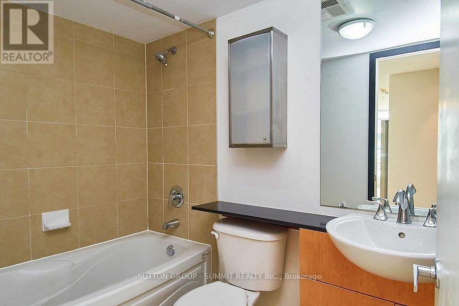 1003 - 361 Front Street, Toronto, ON - Indoor Photo Showing Bathroom