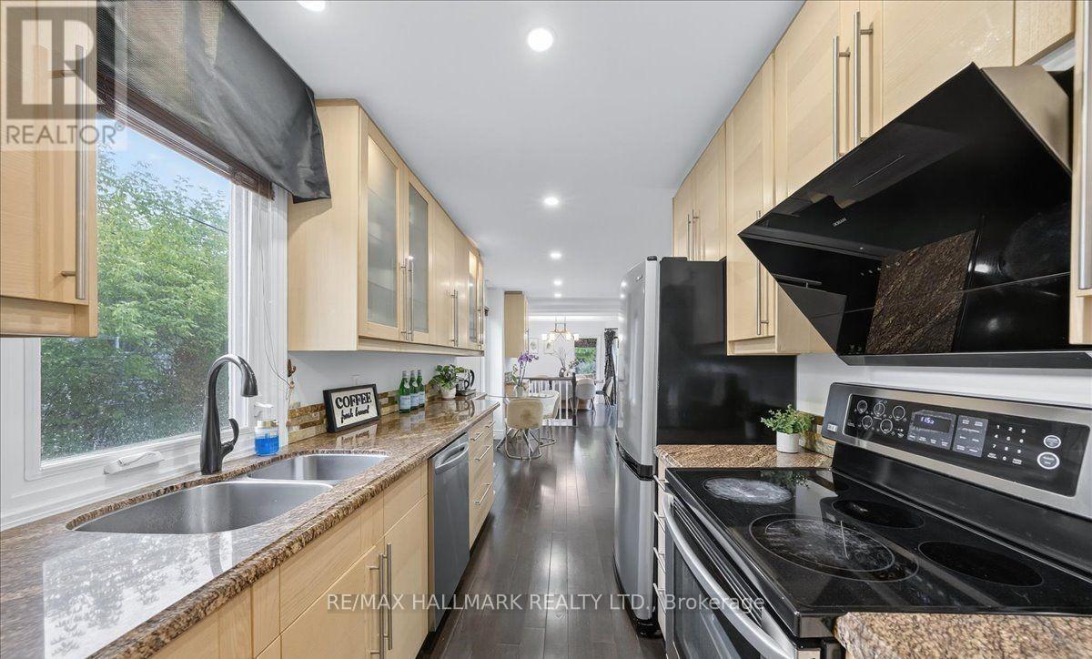280 Douglas Road, Richmond Hill, ON - Indoor Photo Showing Kitchen With Double Sink