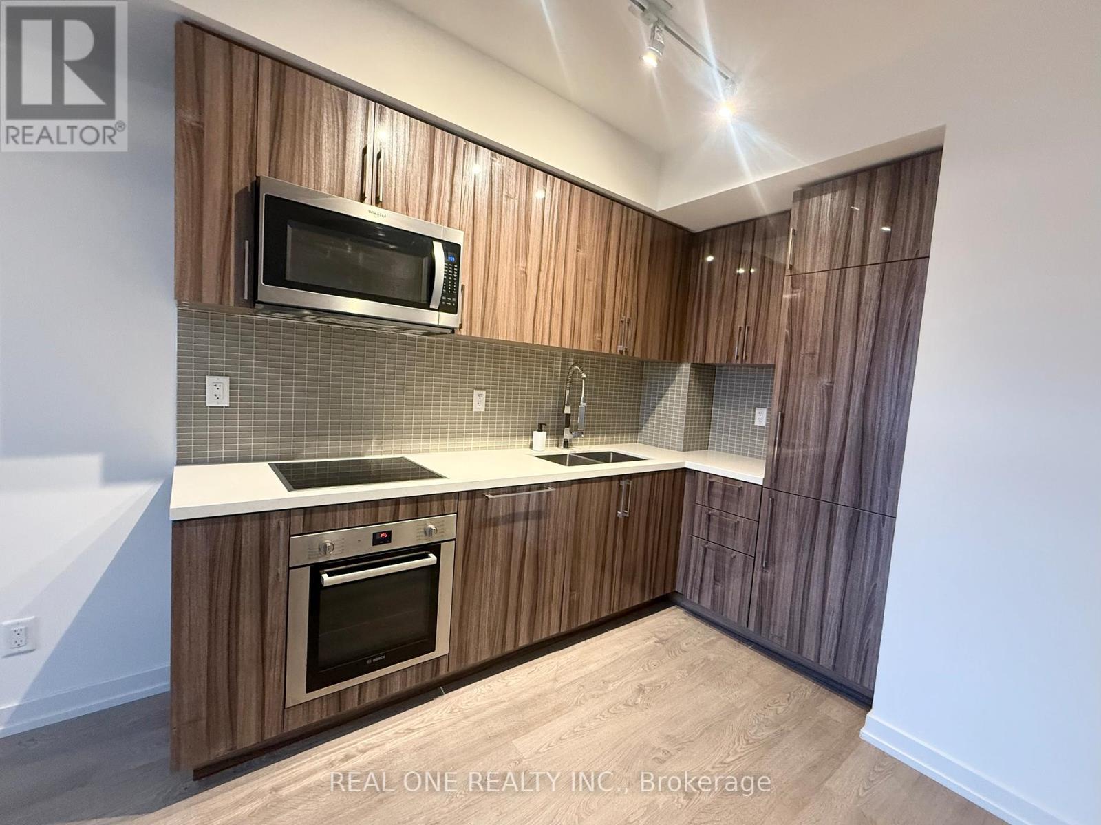 715 - 1 Grandview Avenue, Markham, ON - Indoor Photo Showing Kitchen With Double Sink
