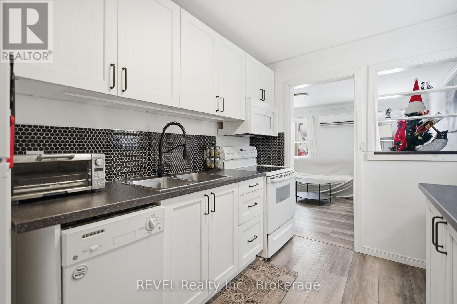 18 Kingsmill Street, Fort Erie (Central), ON - Indoor Photo Showing Kitchen With Double Sink