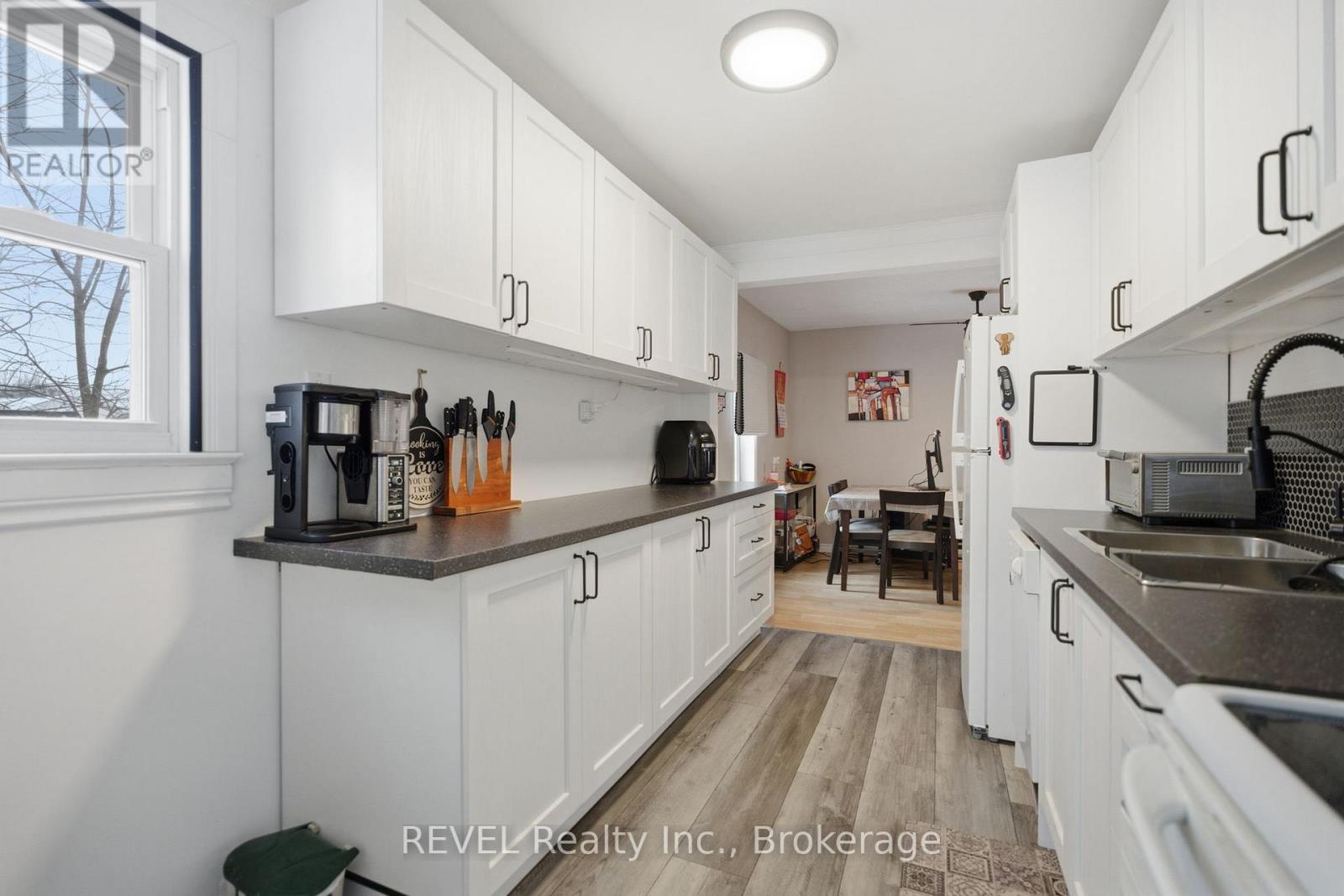 18 Kingsmill Street, Fort Erie (Central), ON - Indoor Photo Showing Kitchen With Double Sink