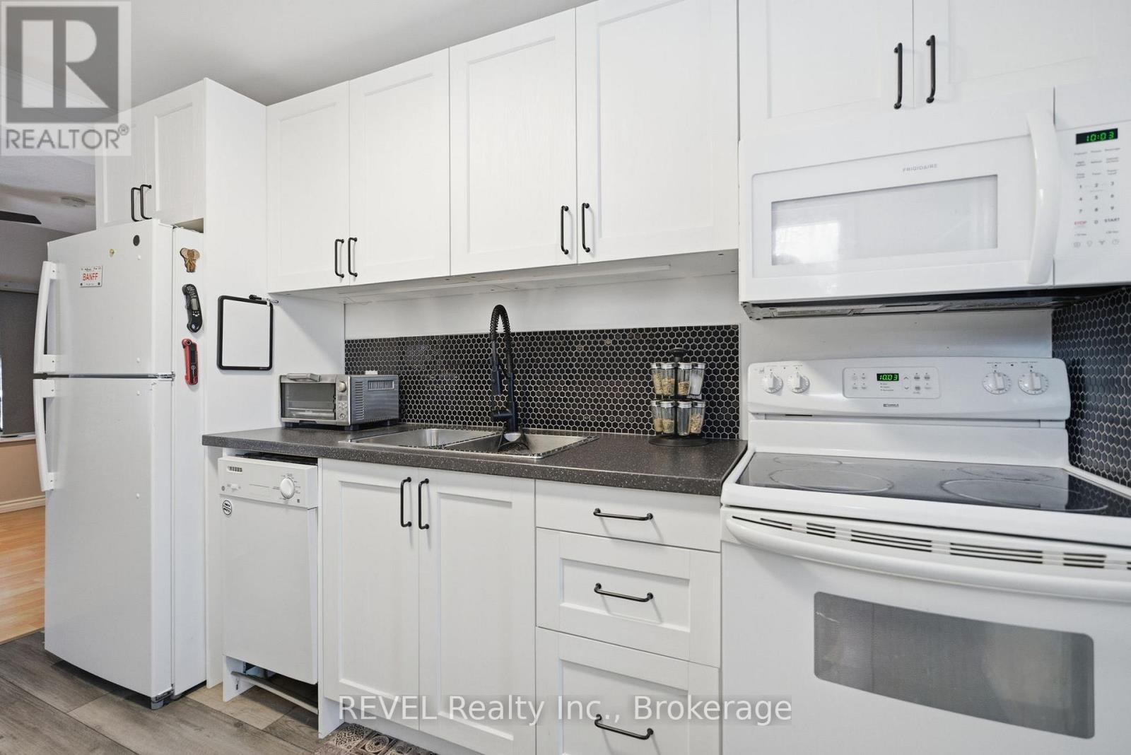 18 Kingsmill Street, Fort Erie (Central), ON - Indoor Photo Showing Kitchen With Double Sink