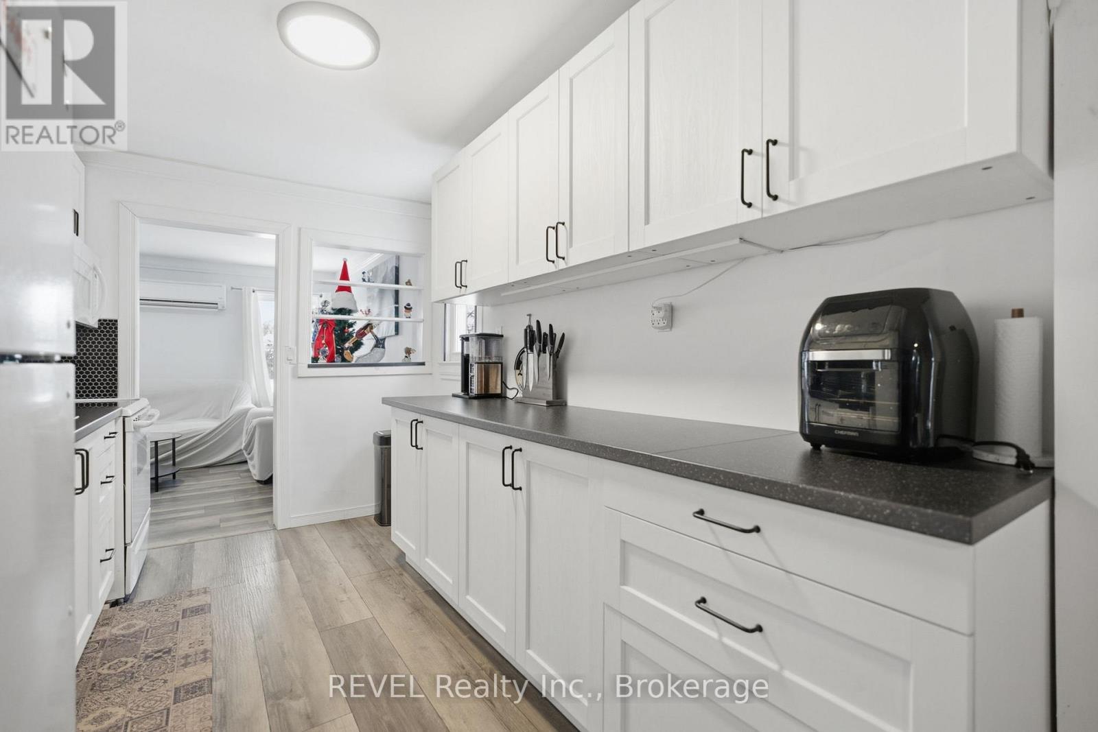 18 Kingsmill Street, Fort Erie (Central), ON - Indoor Photo Showing Kitchen