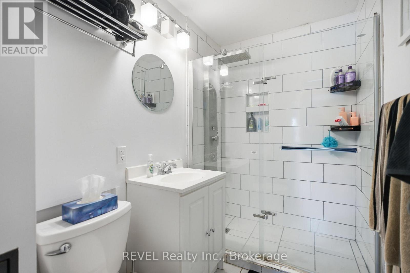 BATHROOM - 18 Kingsmill Street, Fort Erie (Central), ON - Indoor Photo Showing Bathroom