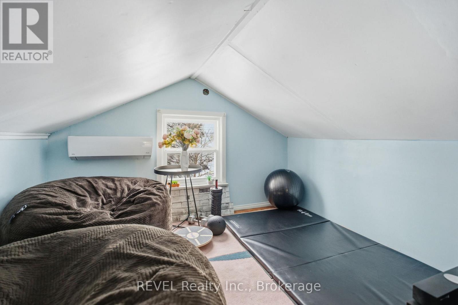 LOFT - 18 Kingsmill Street, Fort Erie (Central), ON - Indoor