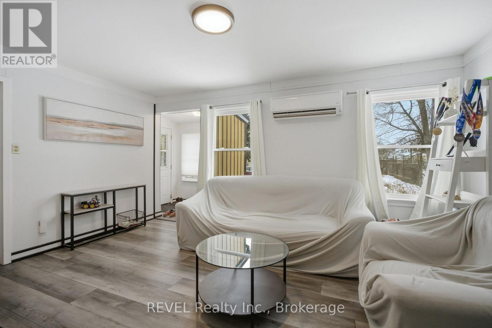 18 Kingsmill Street, Fort Erie (Central), ON - Indoor Photo Showing Bedroom