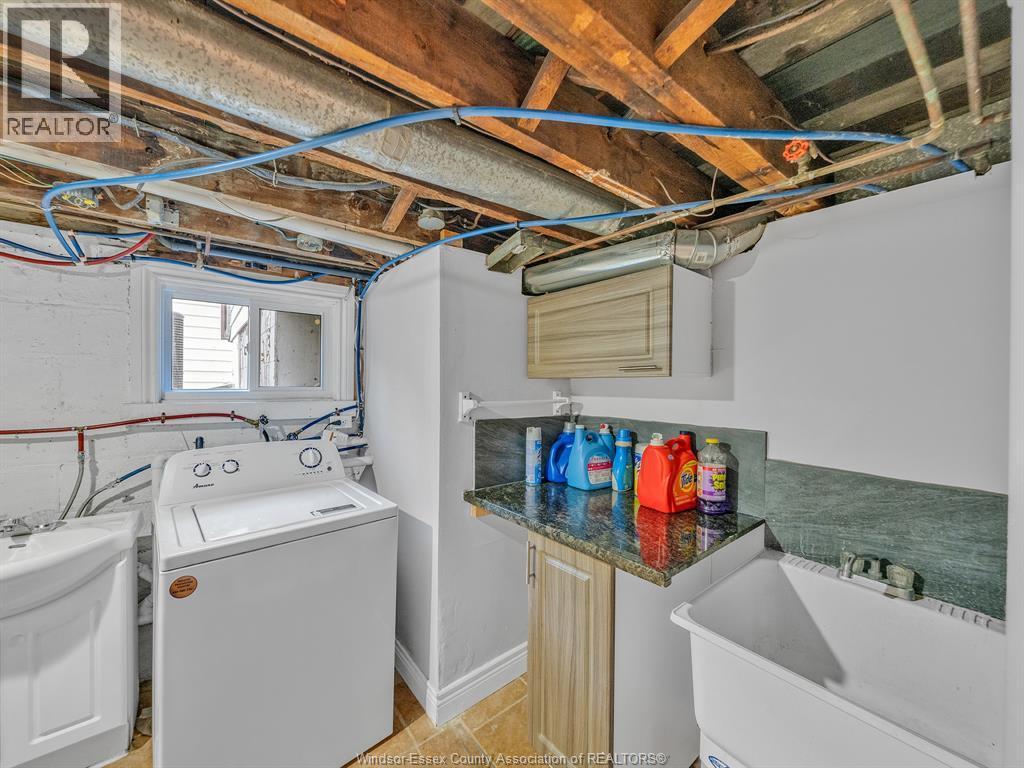 427 Indian, Windsor, ON - Indoor Photo Showing Laundry Room