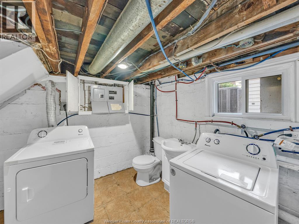 427 Indian, Windsor, ON - Indoor Photo Showing Laundry Room
