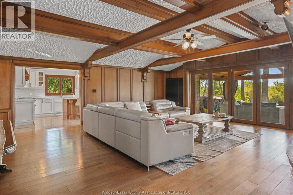 5938 Concession 5 North, Amherstburg, ON - Indoor Photo Showing Living Room