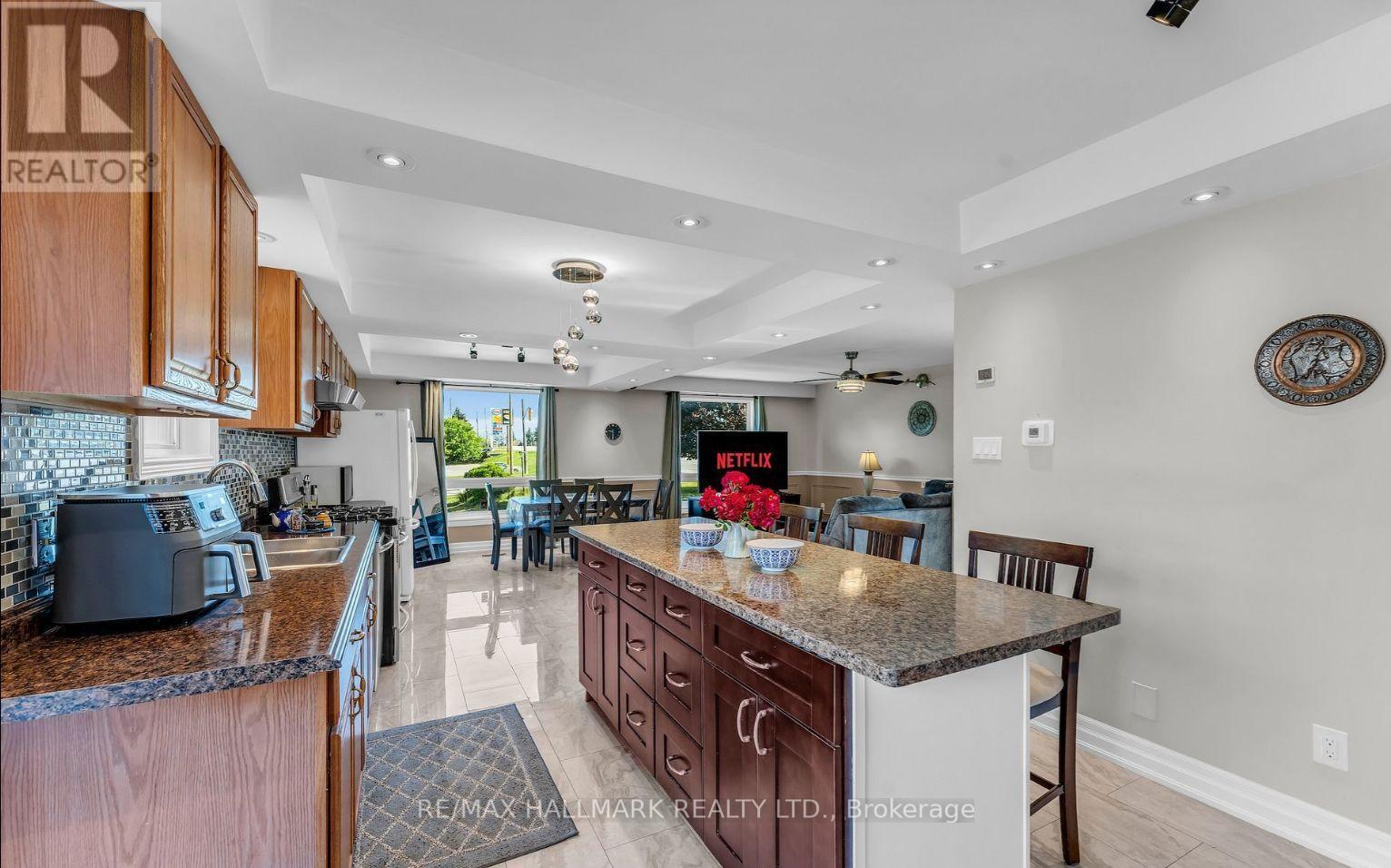 1060 Elgin Street, Newmarket, ON - Indoor Photo Showing Kitchen