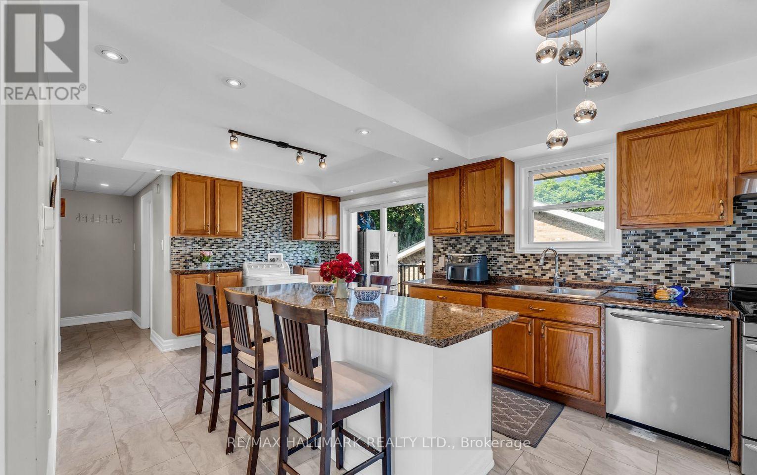 1060 Elgin Street, Newmarket, ON - Indoor Photo Showing Kitchen With Double Sink