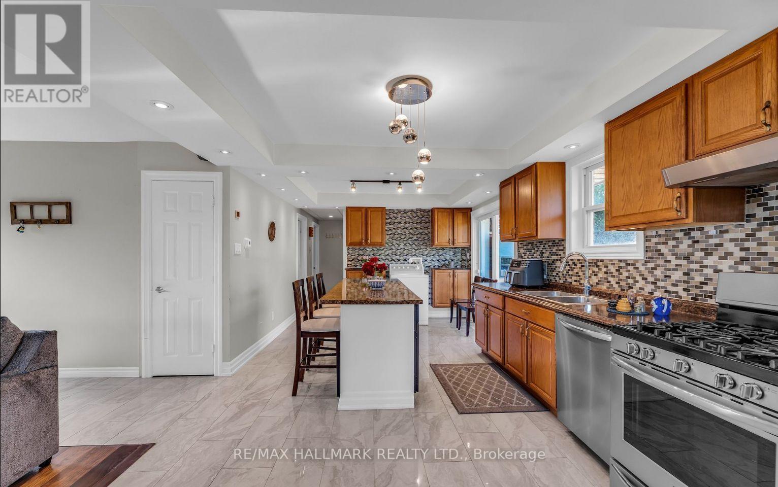1060 Elgin Street, Newmarket, ON - Indoor Photo Showing Kitchen With Double Sink