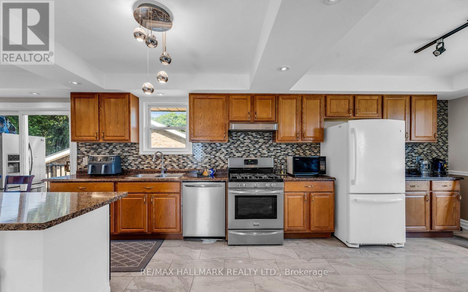 1060 Elgin Street, Newmarket, ON - Indoor Photo Showing Kitchen With Double Sink