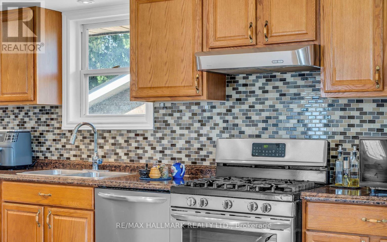 1060 Elgin Street, Newmarket, ON - Indoor Photo Showing Kitchen With Double Sink