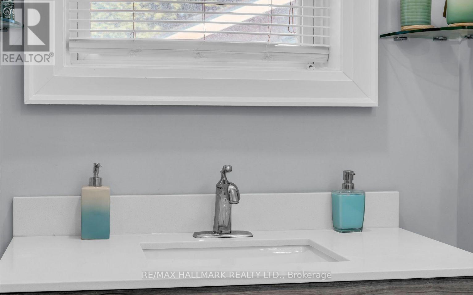 1060 Elgin Street, Newmarket, ON - Indoor Photo Showing Bathroom