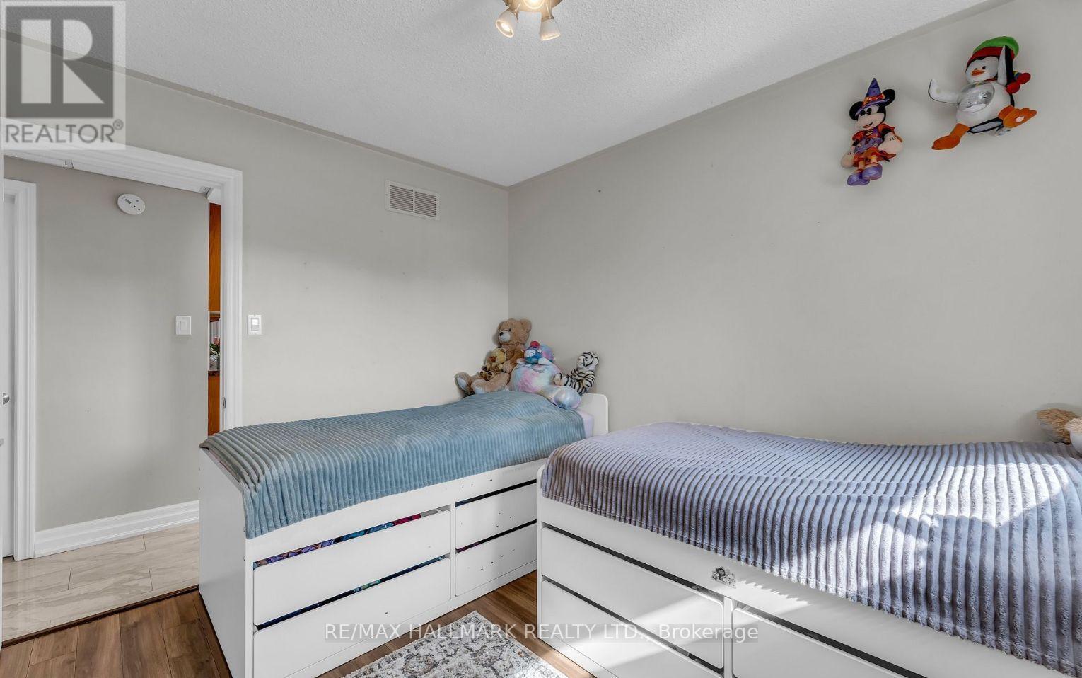 1060 Elgin Street, Newmarket, ON - Indoor Photo Showing Bedroom