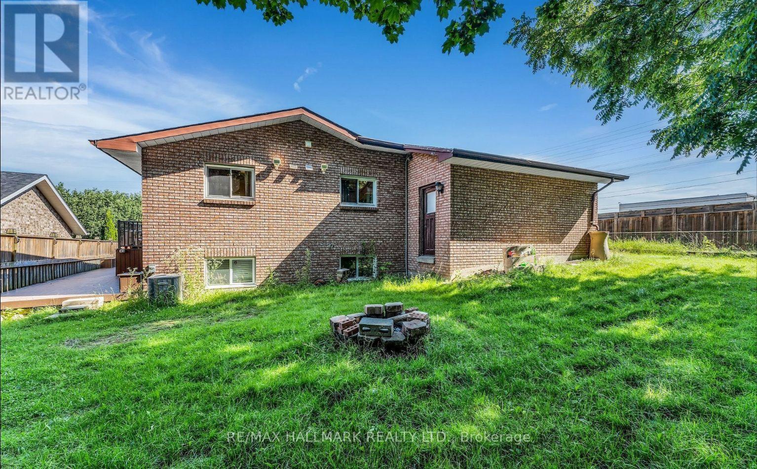 1060 Elgin Street, Newmarket, ON - Outdoor