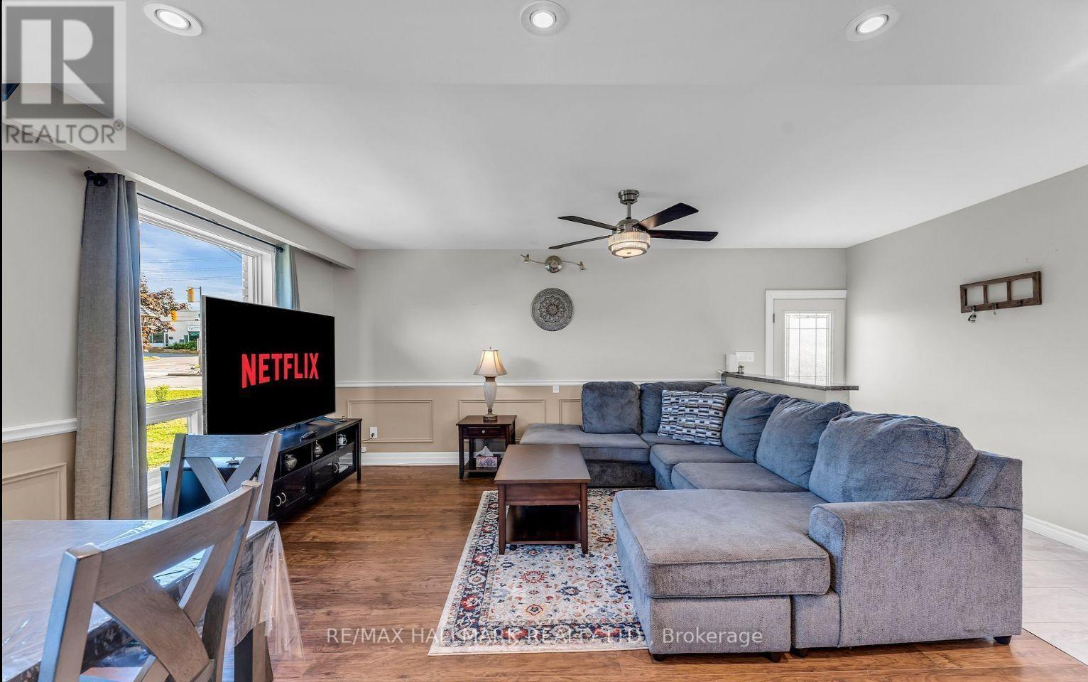 1060 Elgin Street, Newmarket, ON - Indoor Photo Showing Living Room