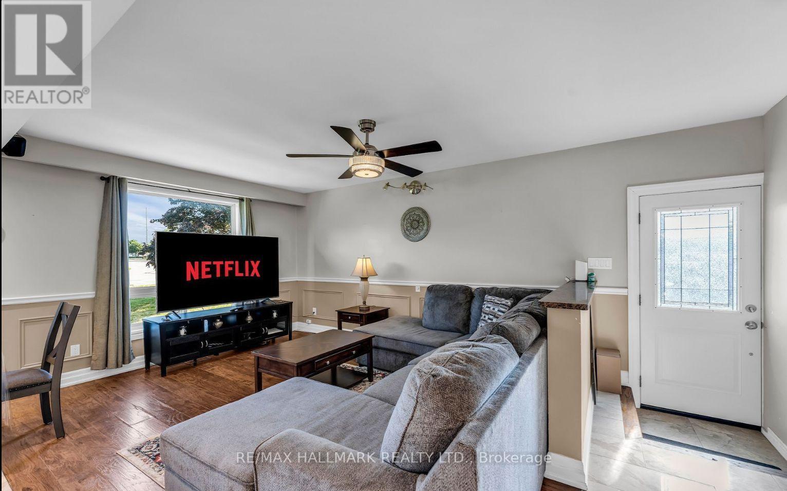 1060 Elgin Street, Newmarket, ON - Indoor Photo Showing Living Room
