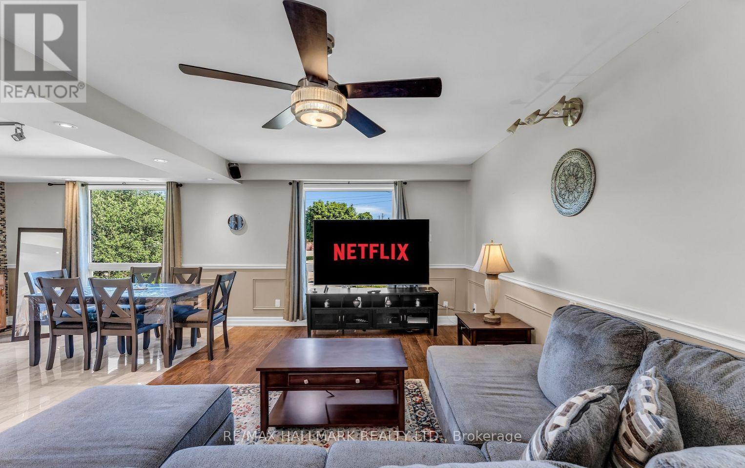 1060 Elgin Street, Newmarket, ON - Indoor Photo Showing Living Room