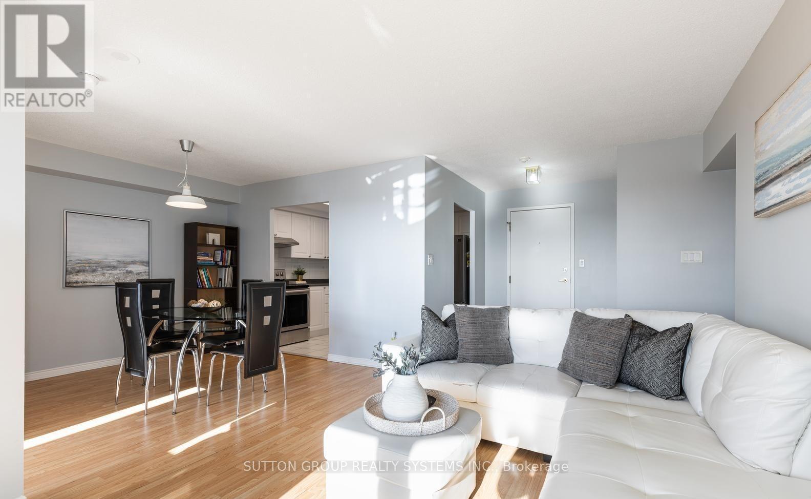 1805 - 135 Hillcrest Avenue, Mississauga, ON - Indoor Photo Showing Living Room