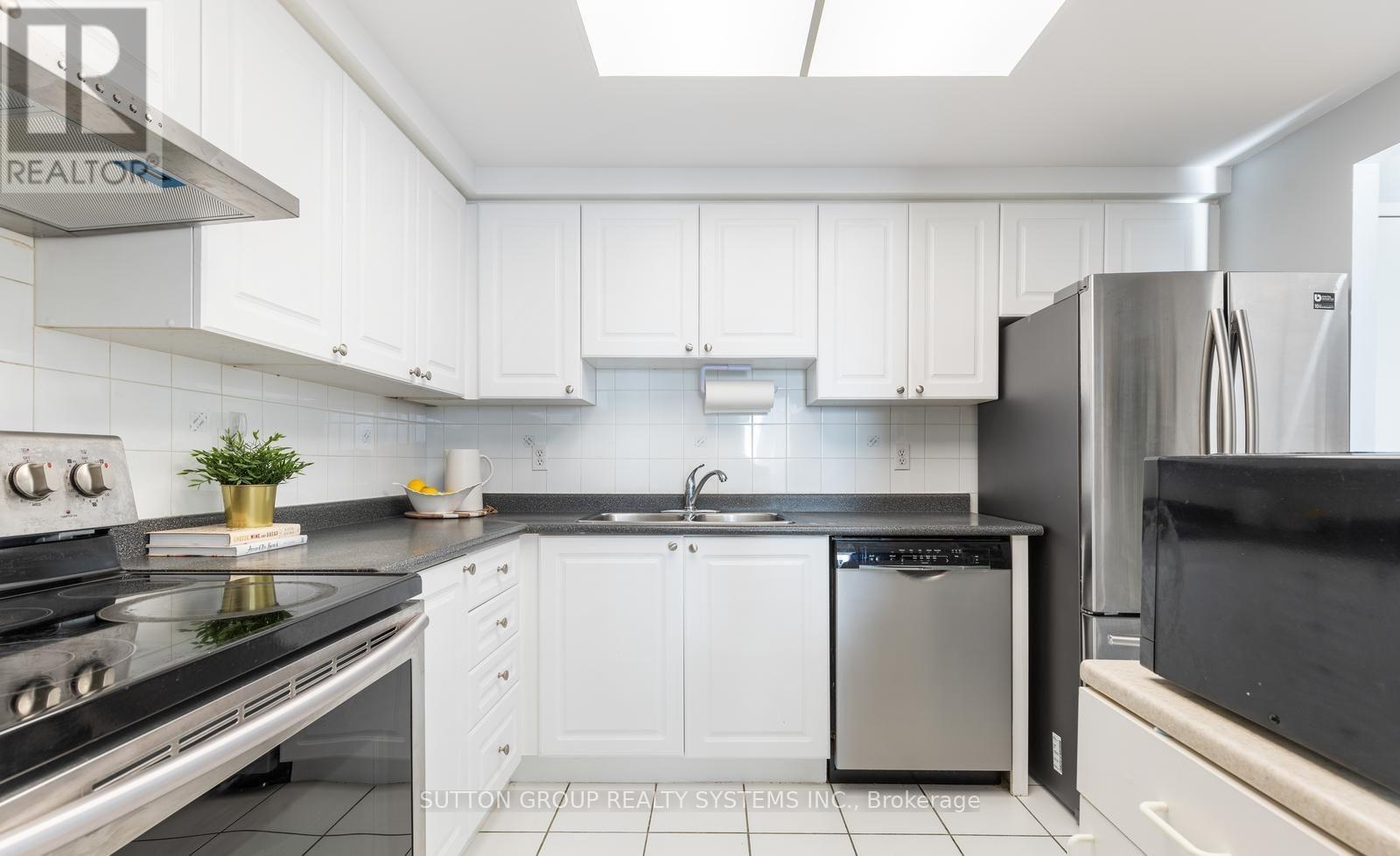 1805 - 135 Hillcrest Avenue, Mississauga, ON - Indoor Photo Showing Kitchen With Double Sink