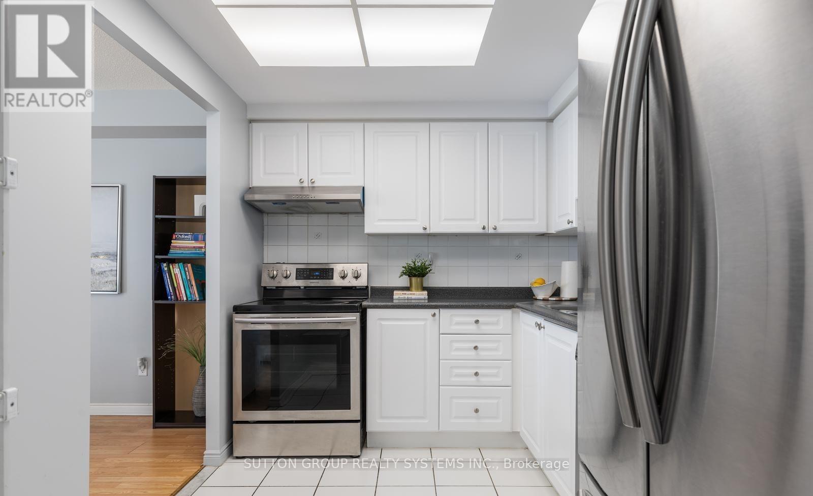1805 - 135 Hillcrest Avenue, Mississauga, ON - Indoor Photo Showing Kitchen
