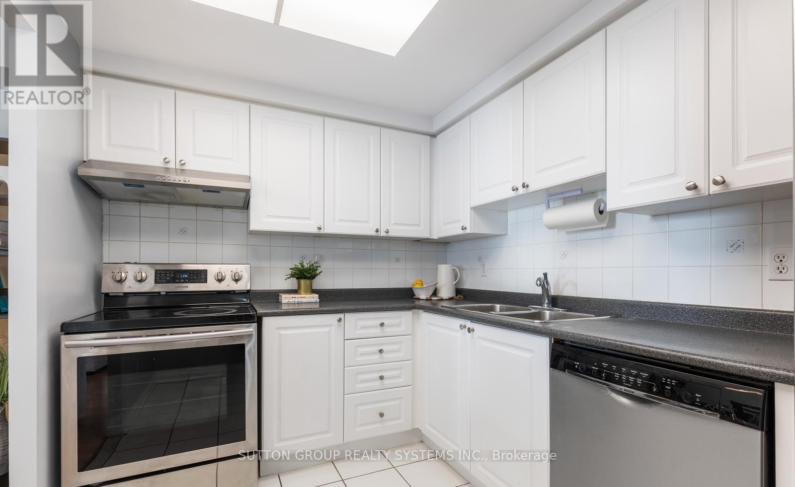 1805 - 135 Hillcrest Avenue, Mississauga, ON - Indoor Photo Showing Kitchen With Double Sink