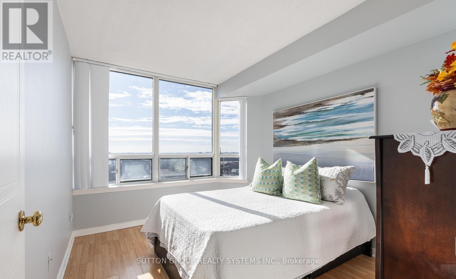 1805 - 135 Hillcrest Avenue, Mississauga, ON - Indoor Photo Showing Bedroom