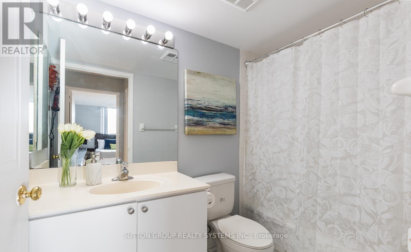1805 - 135 Hillcrest Avenue, Mississauga, ON - Indoor Photo Showing Bathroom