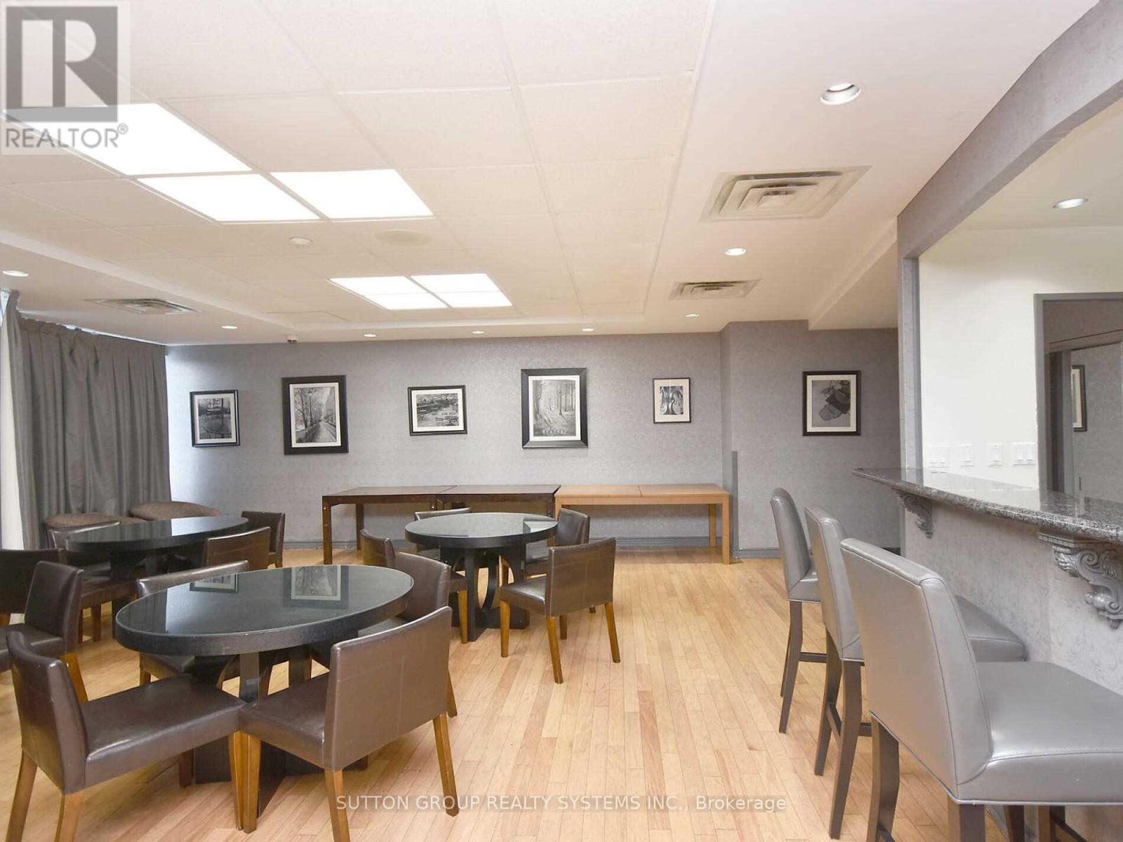 1805 - 135 Hillcrest Avenue, Mississauga, ON - Indoor Photo Showing Dining Room