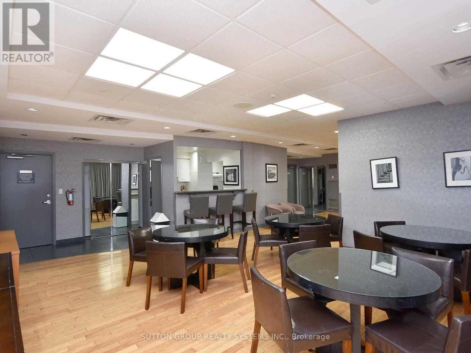 1805 - 135 Hillcrest Avenue, Mississauga, ON - Indoor Photo Showing Dining Room