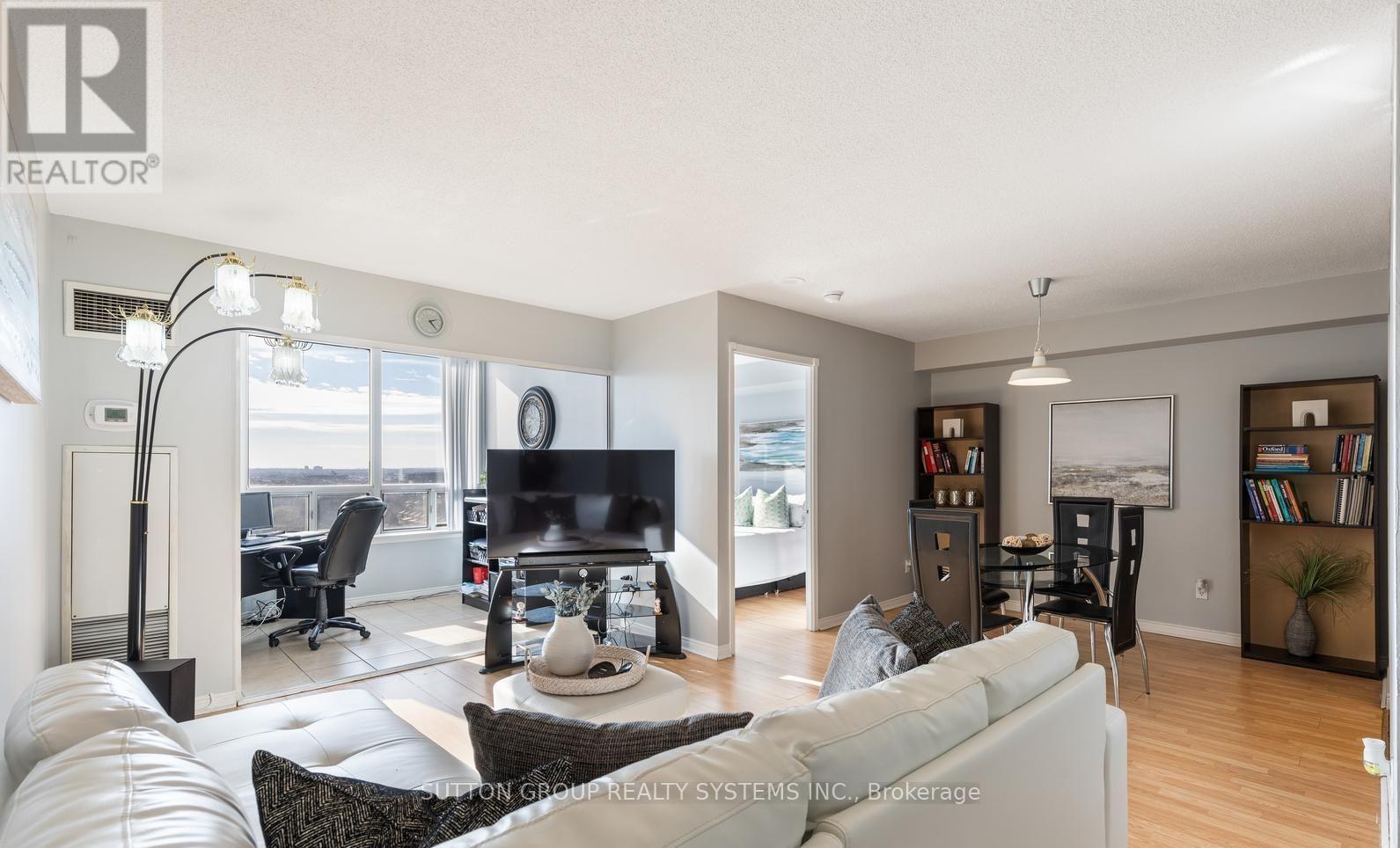 1805 - 135 Hillcrest Avenue, Mississauga, ON - Indoor Photo Showing Living Room