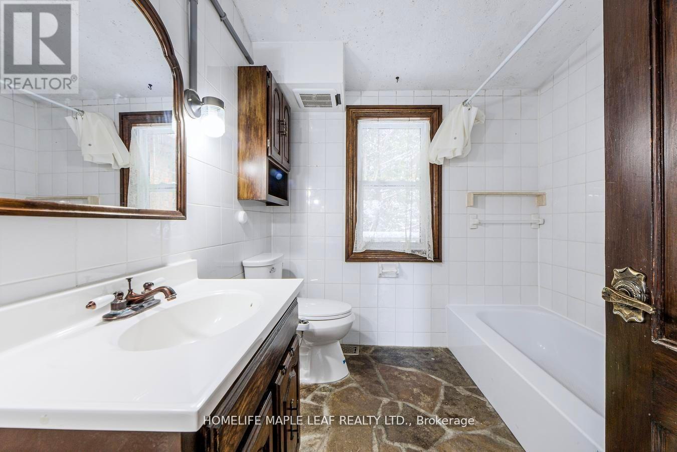 253048 9Th Line, Amaranth, ON - Indoor Photo Showing Bathroom
